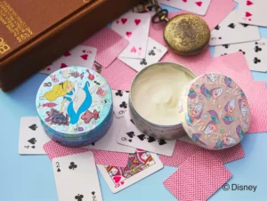 【限定】スチームクリーム×『ふしぎの国のアリス』!ヤングオイスターも登場する75周年記念デザインが可愛すぎ♡