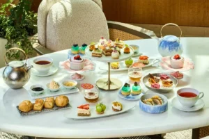 ザ・リッツ・カールトン東京、夏の美食プロモーション。桃のアフタヌーンティーや希少な鰻を堪能