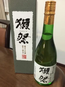 誕生日の贈りものに。フルーティーな香りが包む「獺祭 純米大吟醸 磨き三割九分」