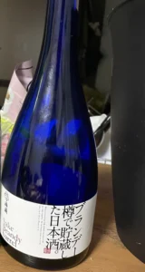 青いボトルに詰まった贅沢な香り。福顔酒造の「ブランデー樽で貯蔵した日本酒」