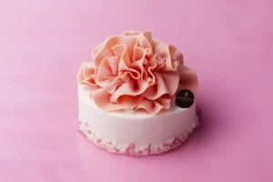 シャングリ・ラ 東京、母の日・父の日の限定ケーキを販売。華やかなカーネーションと遊び心溢れるオペラに注目