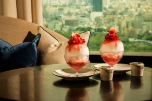 フォーシーズンズホテル東京大手町で夏の絶景スイーツを！ピーチメルバ風かき氷や限定カクテルを満喫