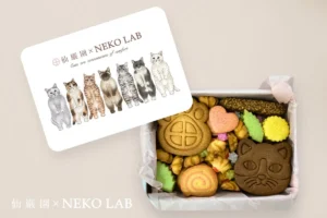 猫好き必見！仙巌園×NEKO LABの「なで猫」クッキー缶が限定発売。島津家家紋入りの肉球クッキーも