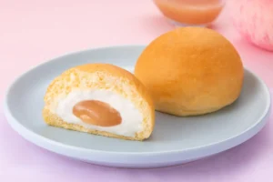 ファミマ限定！八天堂「とろけるミルクくりーむパン もも」発売。福島県産あかつきの芳醇な甘みにうっとり