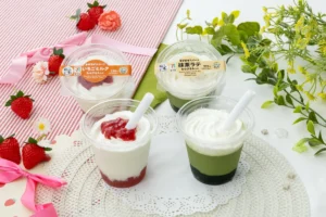 セブン新感覚！ストローで混ぜて楽しむ「まぜまぜスイーツ」抹茶＆いちごのわらびもち食感がたまらない