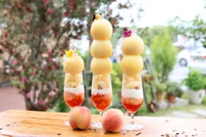 「もももももものももパフェ」!?KingFarmCafeから完熟桃を最大3玉使った贅沢スイーツが登場