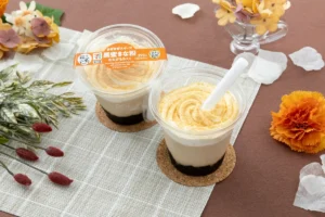 セブン新発売!ストローで混ぜる「黒蜜きなこ わらびもち入り」が3層仕立てで贅沢すぎる♪