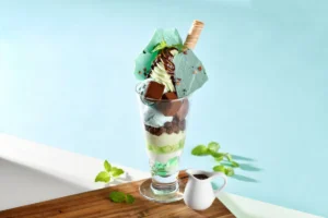 【8月限定】チョコミン党感涙!ホテルニューグランドの「チョコミントパフェ」はメロンが隠し味の贅沢仕立て