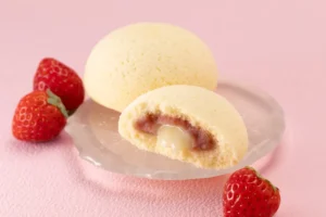 苺のワルツ「あまおう苺のムーンケーキ」8月1日新発売！とろける練乳と苺の贅沢な味わい